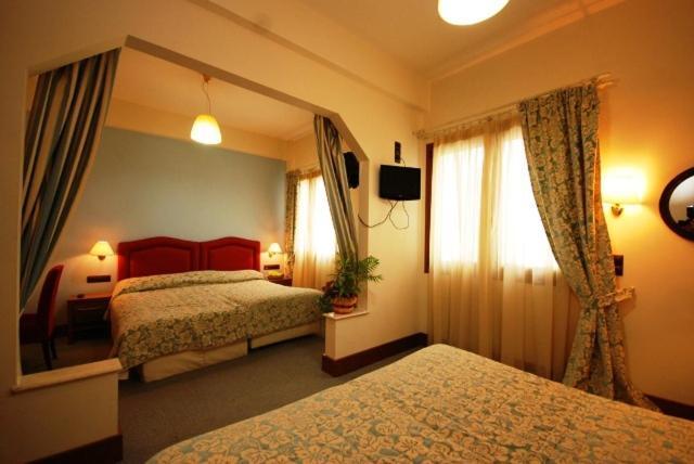 Hotel Elvetia Karpenisi ห้อง รูปภาพ