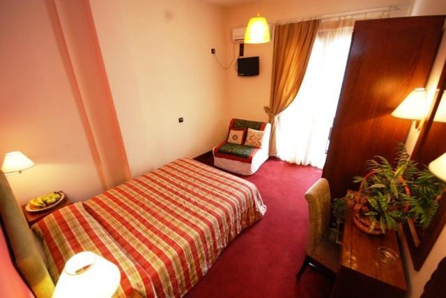 Hotel Elvetia Karpenisi ห้อง รูปภาพ