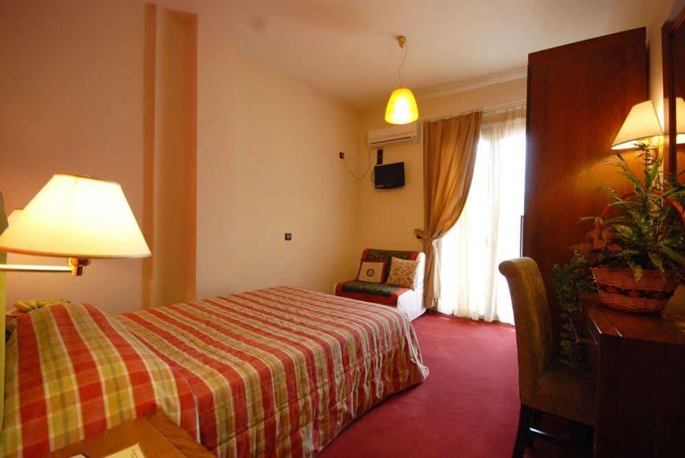 Hotel Elvetia Karpenisi ภายนอก รูปภาพ